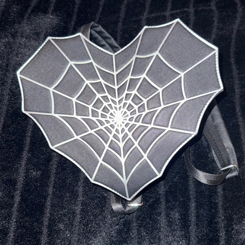 Black heart web purse